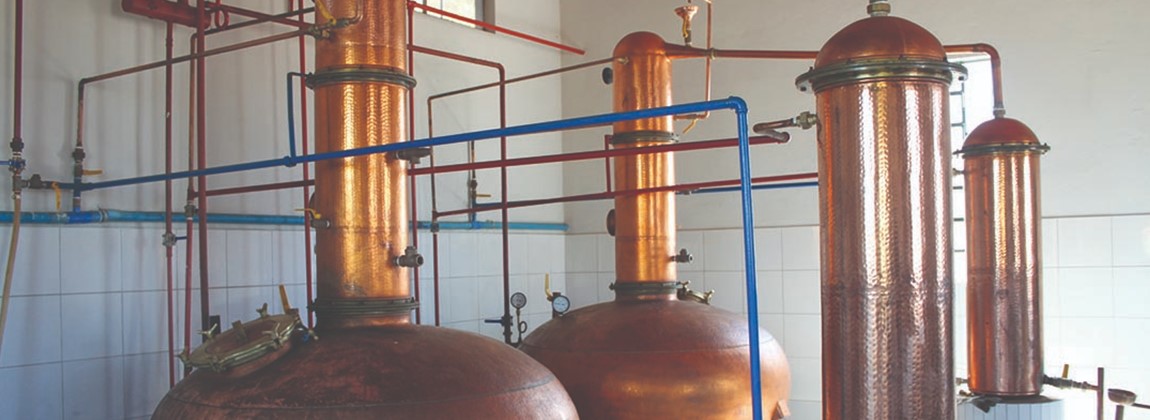 Destilação artesanal da cachaça em alambiques de cobre.