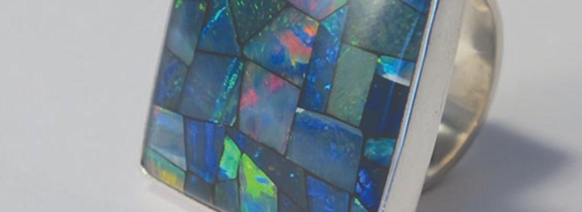  Peça feita em mosaico utilizando resíduos da lapidação de opala.